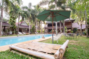 Outdoor pool - CAPITAL O 834 Iyara Resort & Spa (Ko Chang)