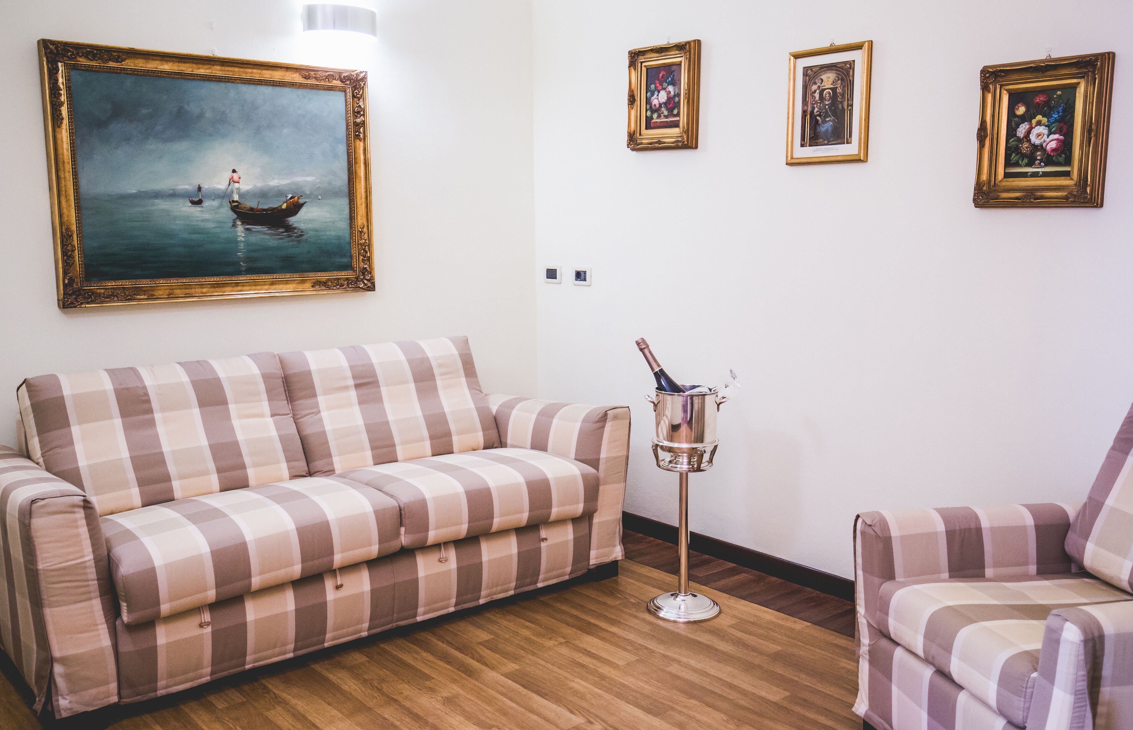 Habitación cuádruple | Ropa de cama de alta calidad, edredón y minibar 