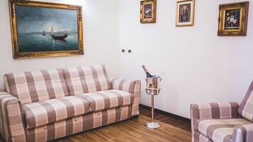 Habitación cuádruple | Ropa de cama de alta calidad, edredón y minibar
