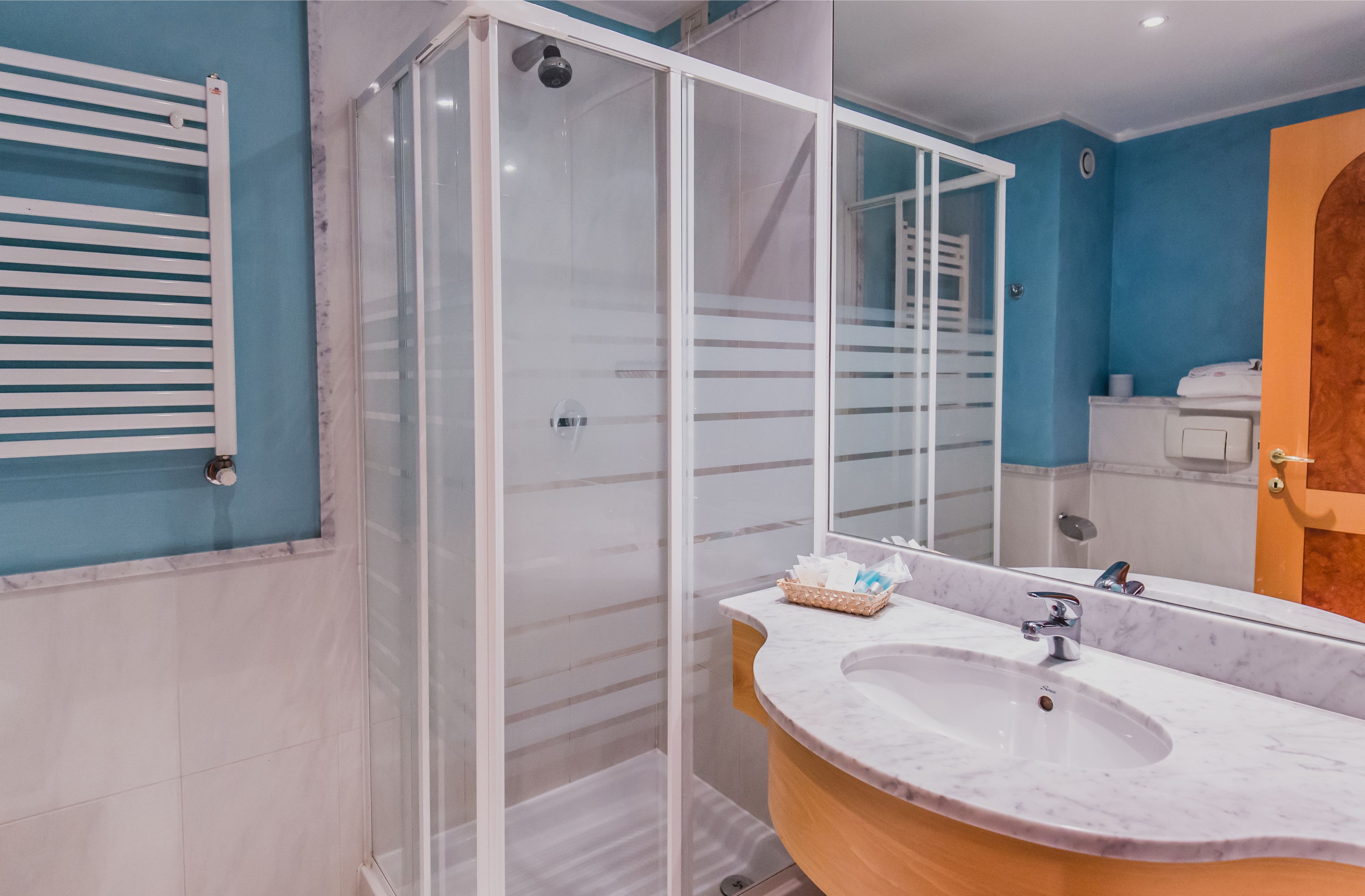 Shower, rainfall showerhead, free toiletries, hair dryer