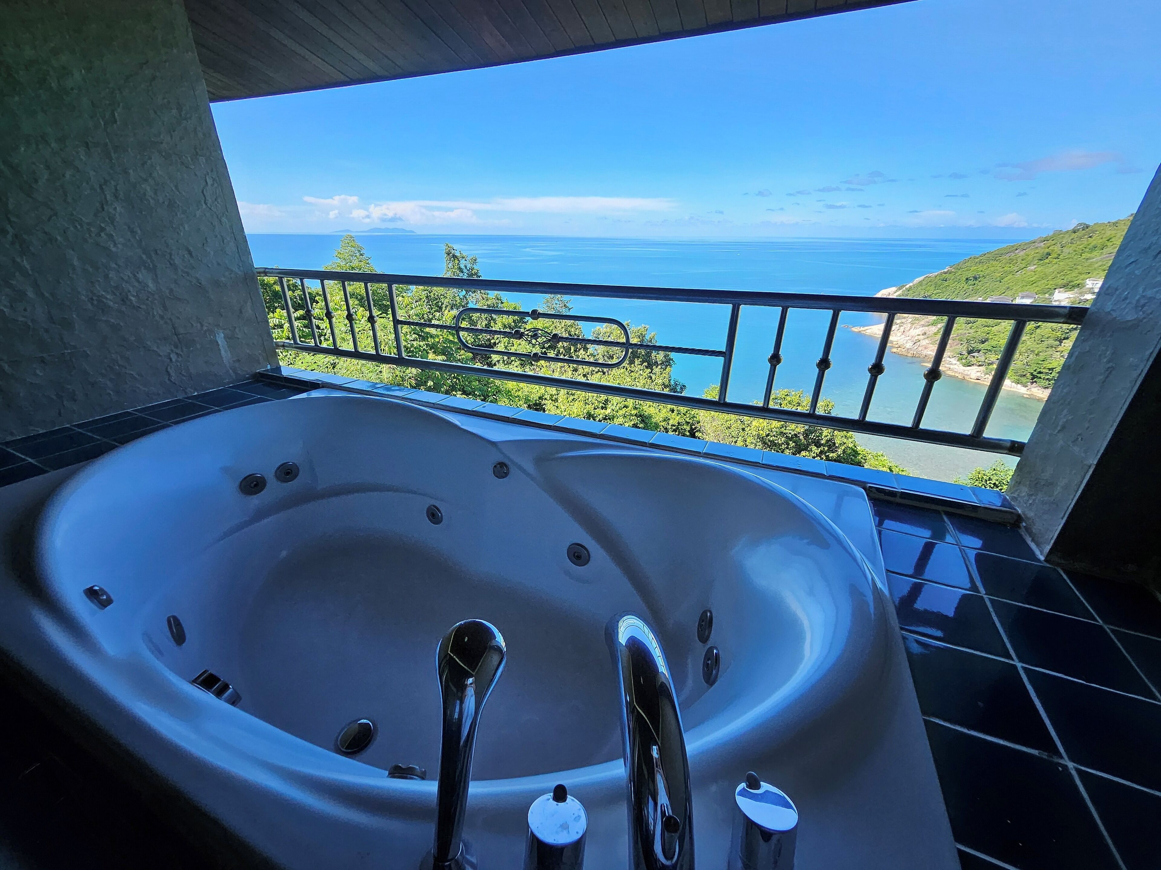 jacuzzi seaview | bathroom | free toiletries, hair dryer, towels