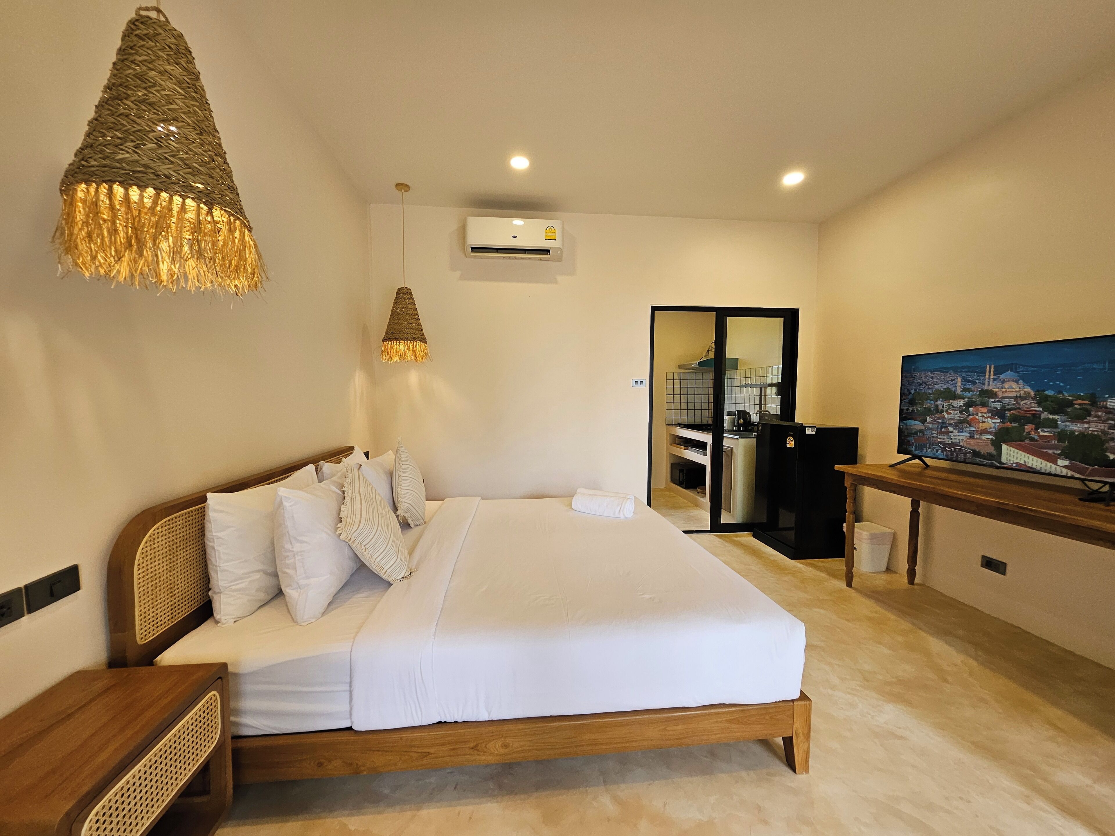 Deluxe-dobbeltværelse - tekøkken - udsigt til pool | Gratis internetforbindelse via kabel