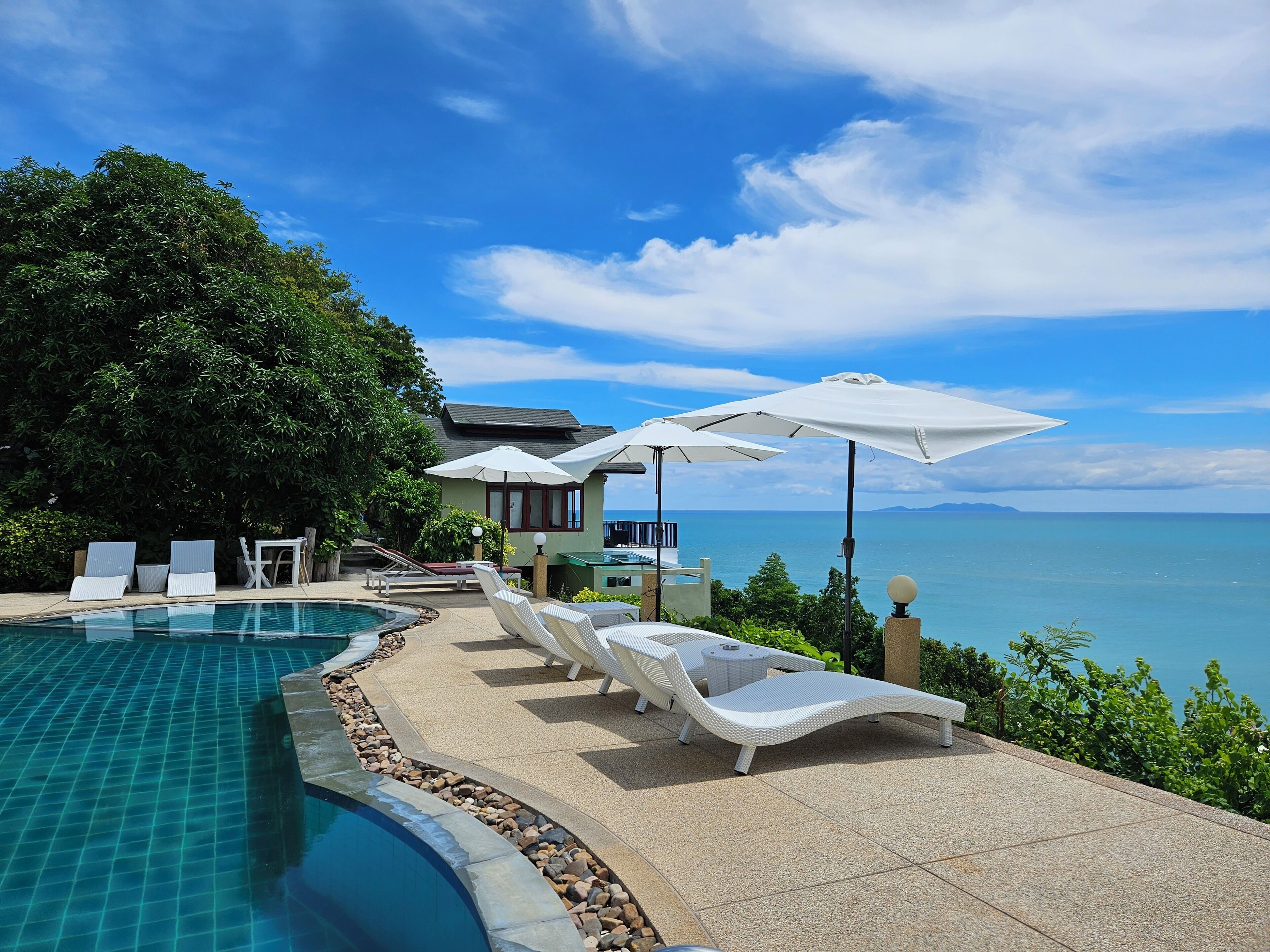 สระว่ายน้ำกลางแจ้ง, เก้าอี้อาบแดดริมสระ