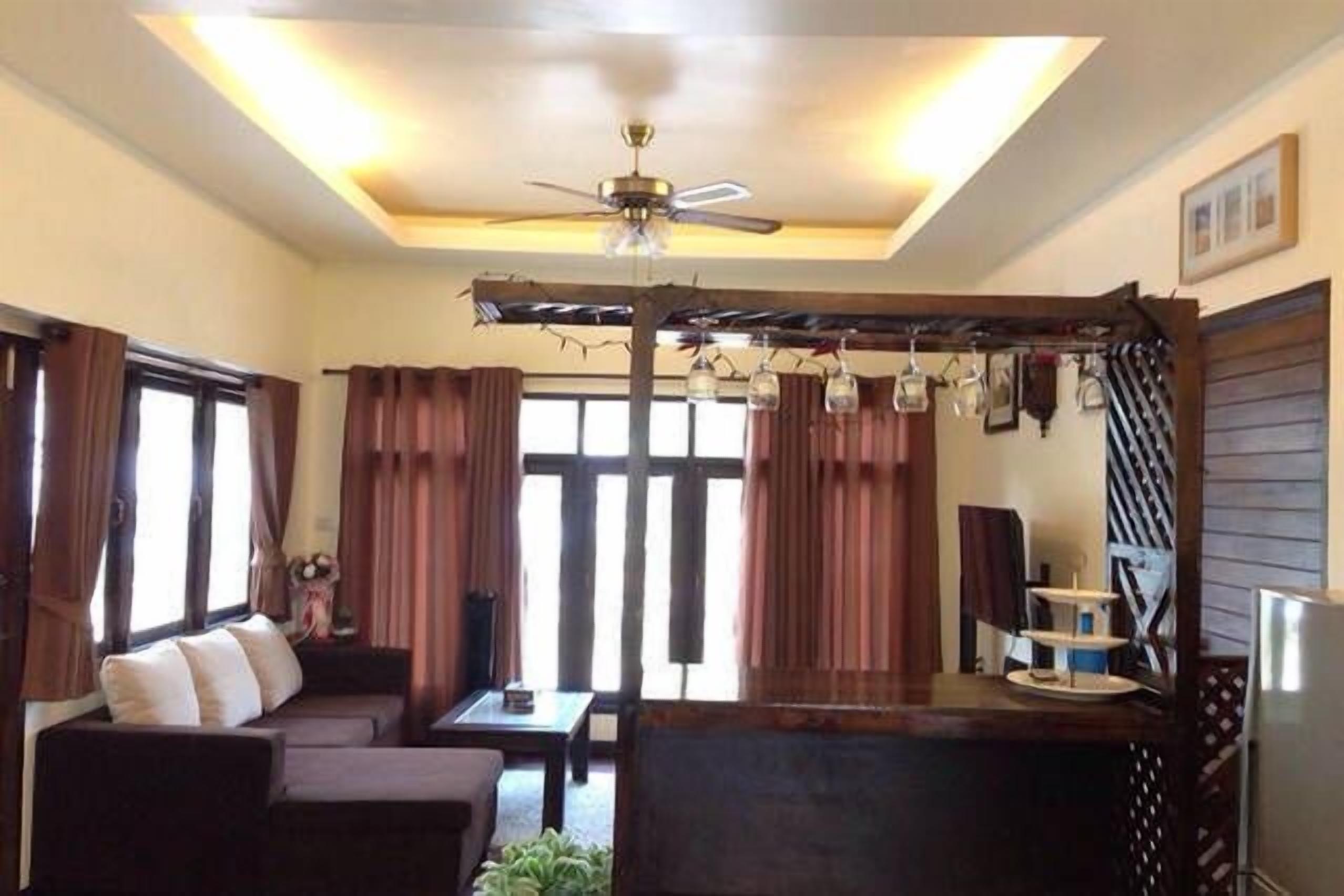 classic villa | living area | books