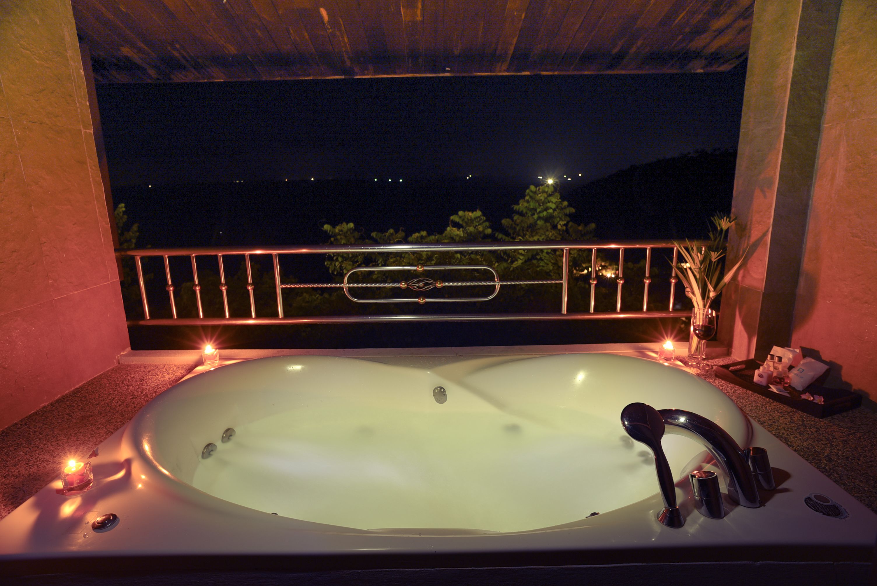jacuzzi seaview | jetted bathtub