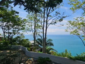 A coastal view with trees and a clear sky. - Phangan Utopia Resort (Ko Pha-ngan)