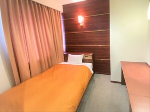 Habitación doble estándar, para no fumadores | Escritorio, cortinas blackout y tabla de planchar con plancha 
