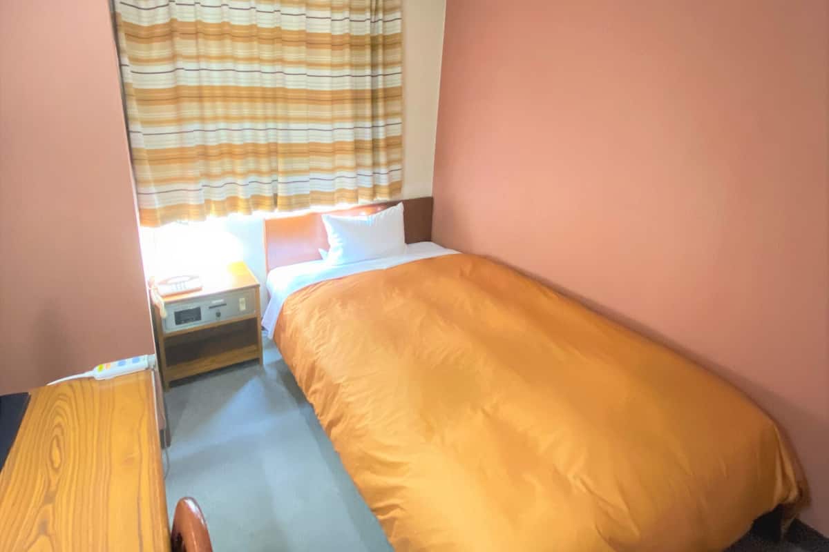 Meja, langsir/tirai gelap terus, seterika/papan seterika, Wi-fi percuma