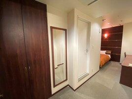 Quarto casal standard, para não fumantes | Escrivaninha, cortinas blackout, ferros/tábuas de passar roupa