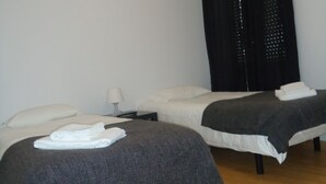 Twin kamer, privébadkamer | Een bureau, een strijkplank/strijkijzer, gratis babybedden, gratis wifi