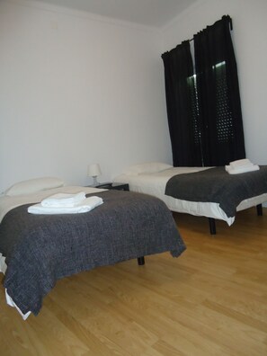 Twin Room, Private Bathroom | Desk, iron/ironing board, free cots/infant beds, free WiFi - Guesthouse Porta 86 (Cantanhede)