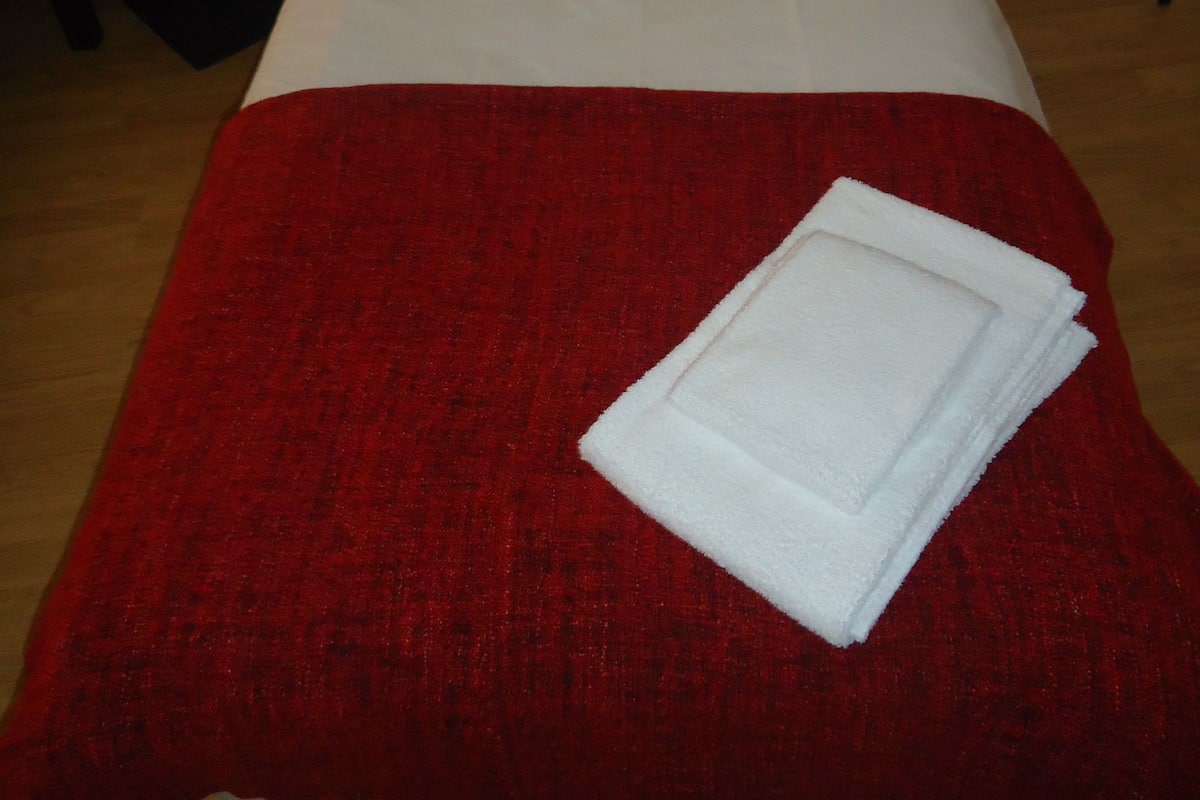 Zweibettzimmer, Gemeinschaftsbad | Schreibtisch, Bügeleisen/Bügelbrett, kostenlose Babybetten