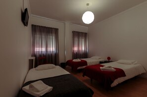 Quarto duplo, banheiro compartilhado | Escrivaninha, ferros/tábuas de passar roupa, berços grátis
