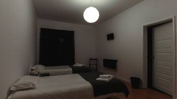 Habitación con 2 camas individuales, baño privado | Escritorio, tabla de planchar con plancha y cunas gratuitas
