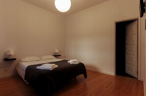 Quarto casal, banheiro privativo | Escrivaninha, ferros/tábuas de passar roupa, berços grátis