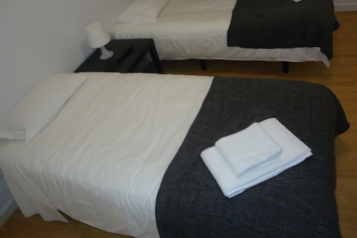 Zweibettzimmer, eigenes Bad | Schreibtisch, Bügeleisen/Bügelbrett, kostenlose Babybetten