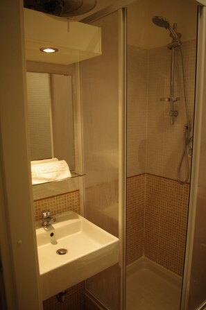 Double Room | Bathroom | Shower, hair dryer - In Roma Life (Rome)