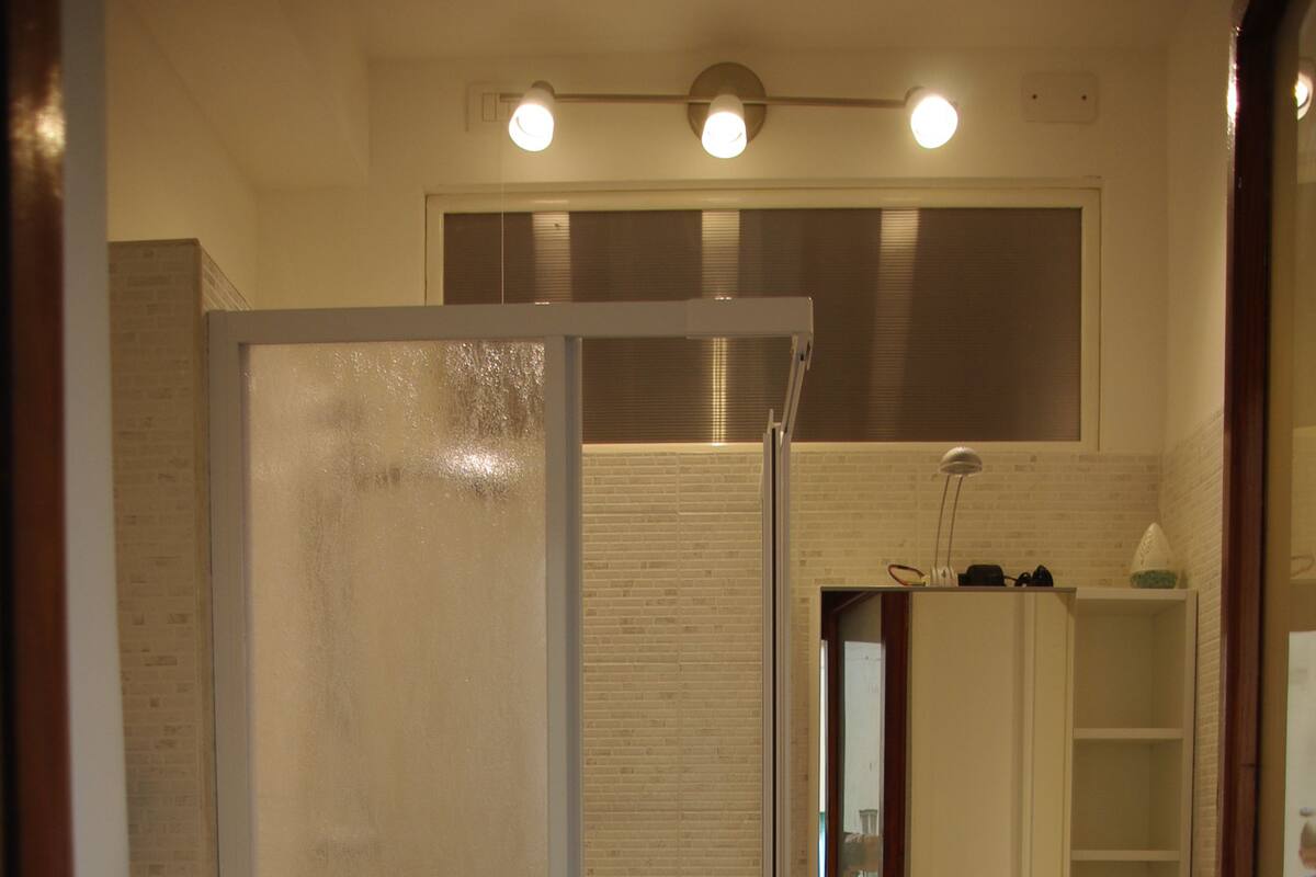 Habitación doble, baño privado | Baño | Ducha y secador de pelo