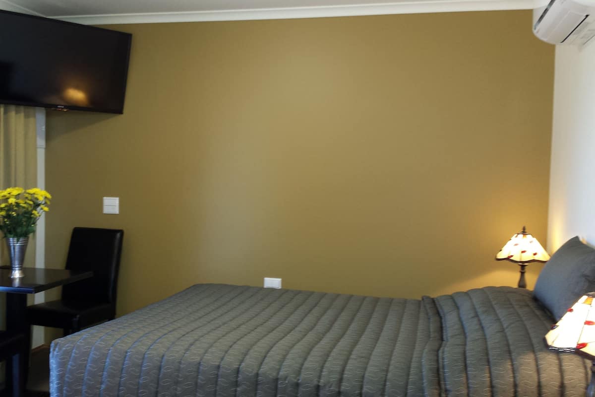 Family Cabin | Soundproofing, iron/ironing board, free WiFi, bed sheets