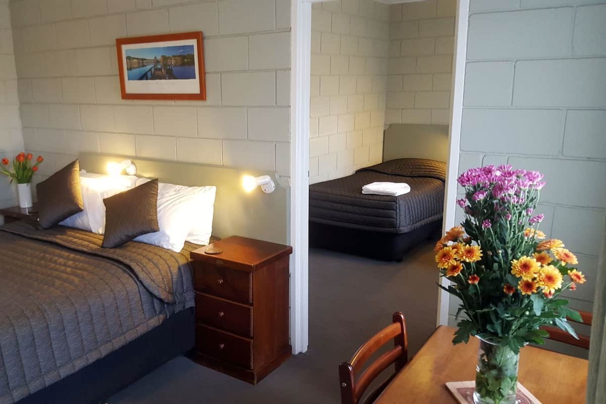 تجهيزات عازلة للصوت ومكواة/لوح كي وواي فاي مجانًا وملاءات أسرّة