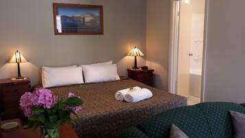 King Bed Spa Unit | Soundproofing, iron/ironing board, free WiFi, bed sheets