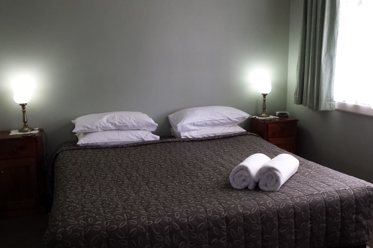 King Deluxe Unit | Soundproofing, iron/ironing board, free WiFi, bed sheets