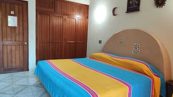 Habitación estándar | Ropa de cama de alta calidad y edredones de plumas