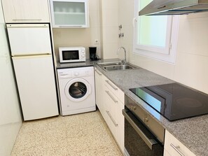 Appartement Supérieur | Cuisine privée | Grand réfrigérateur, micro-ondes, plaque de cuisson