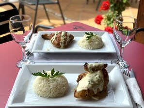 Se sirven desayunos y cocina internacional; con vista a la alberca