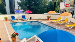 Outdoor pool, pool umbrellas, sun loungers - Eva Apartahotel (Lloret de Mar)
