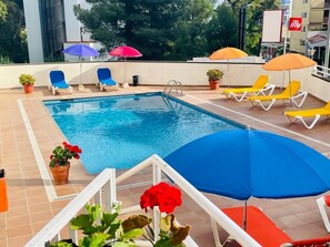 Outdoor pool, pool umbrellas, sun loungers