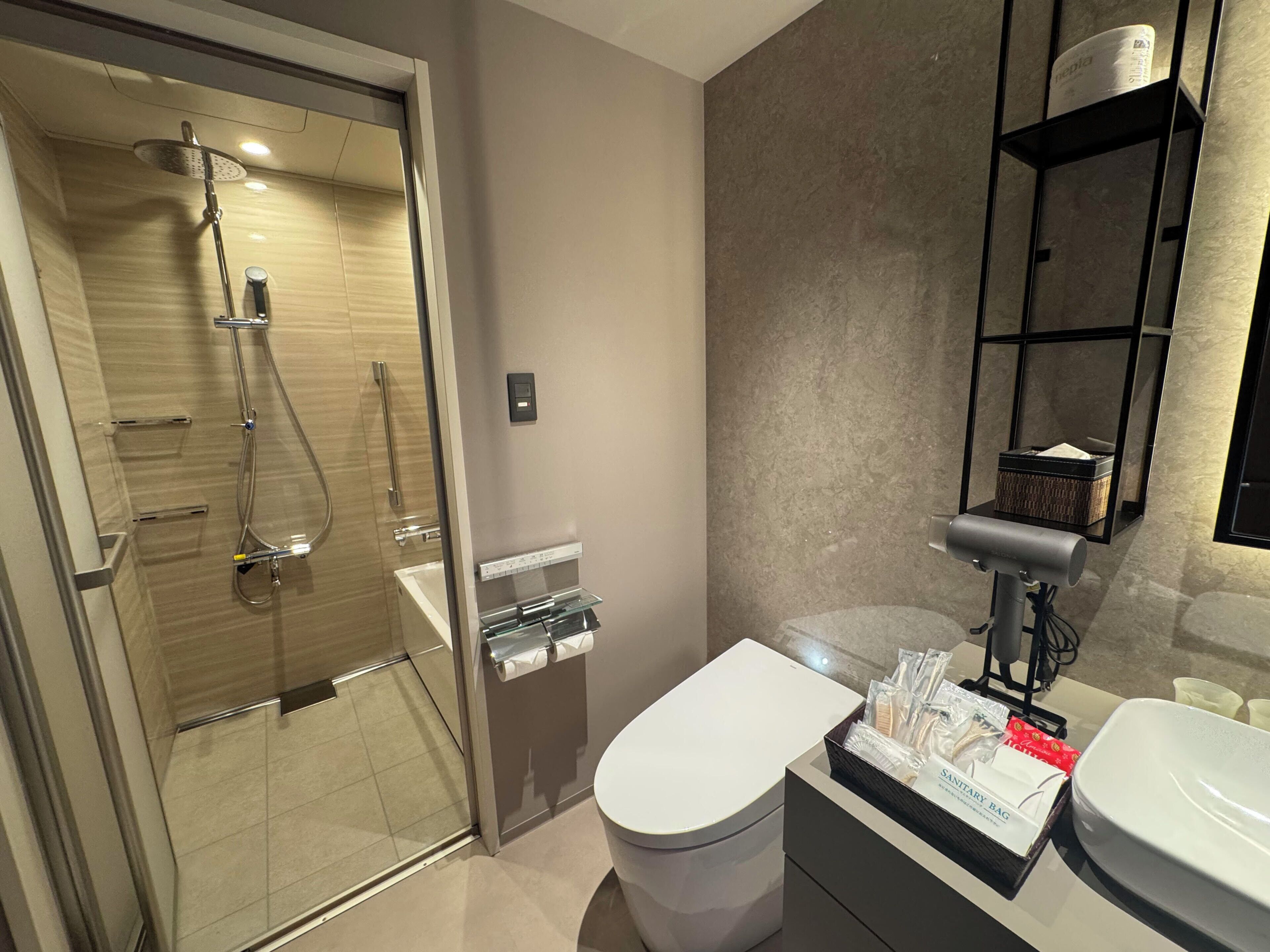 Executive Connecting Room (Non-smoking) | Bathroom | Combined shower/bathtub, hair dryer, slippers, electronic bidet