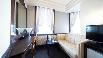 Een bureau, gratis wifi, beddengoed