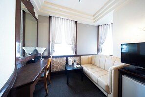 Escritorio, wifi gratis y ropa de cama 