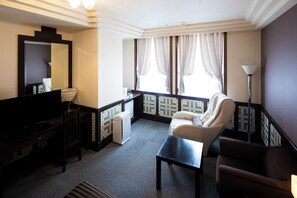 Escritorio, wifi gratis y ropa de cama 