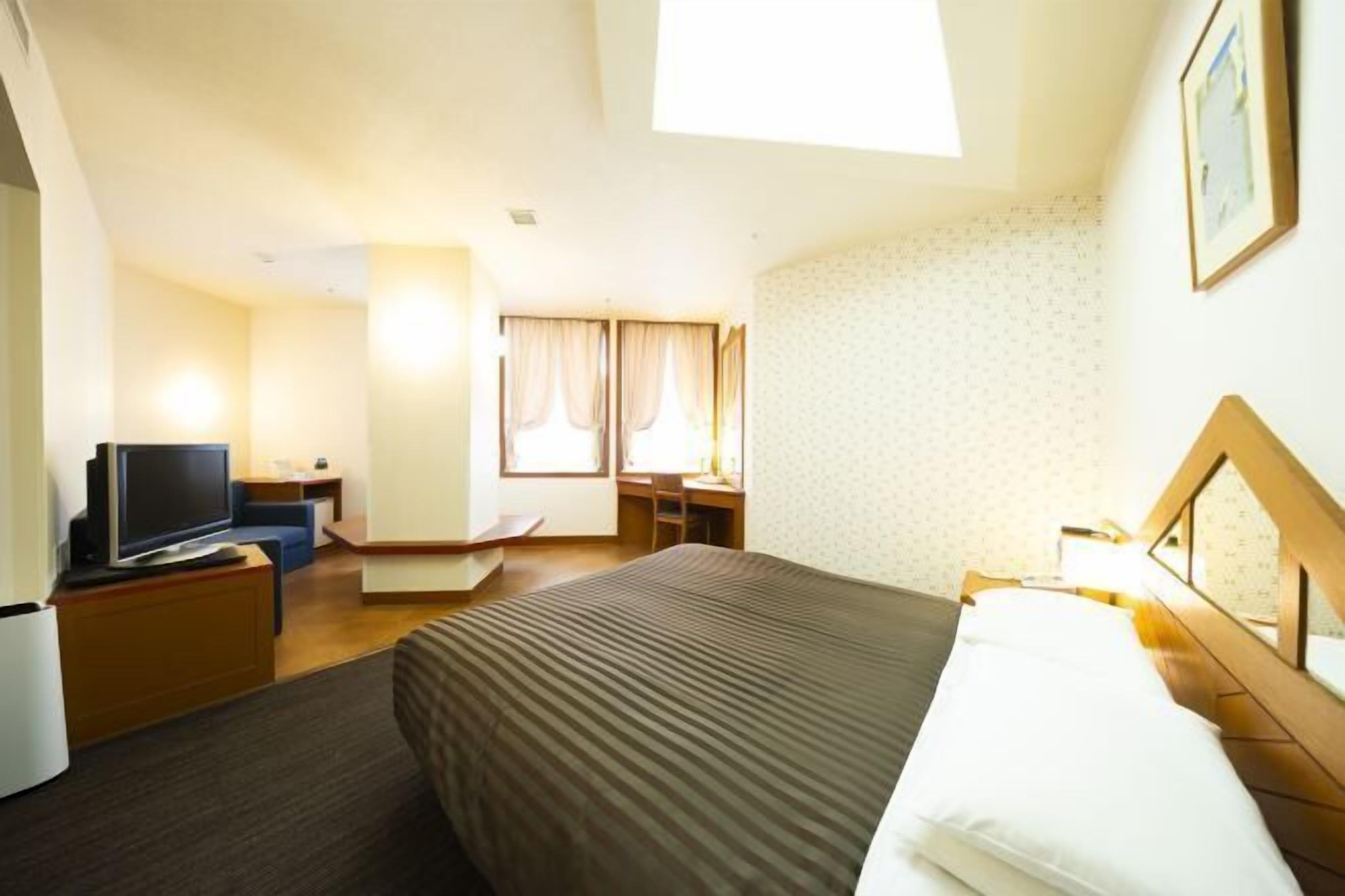 Desk, laptop workspace, free WiFi, bed sheets