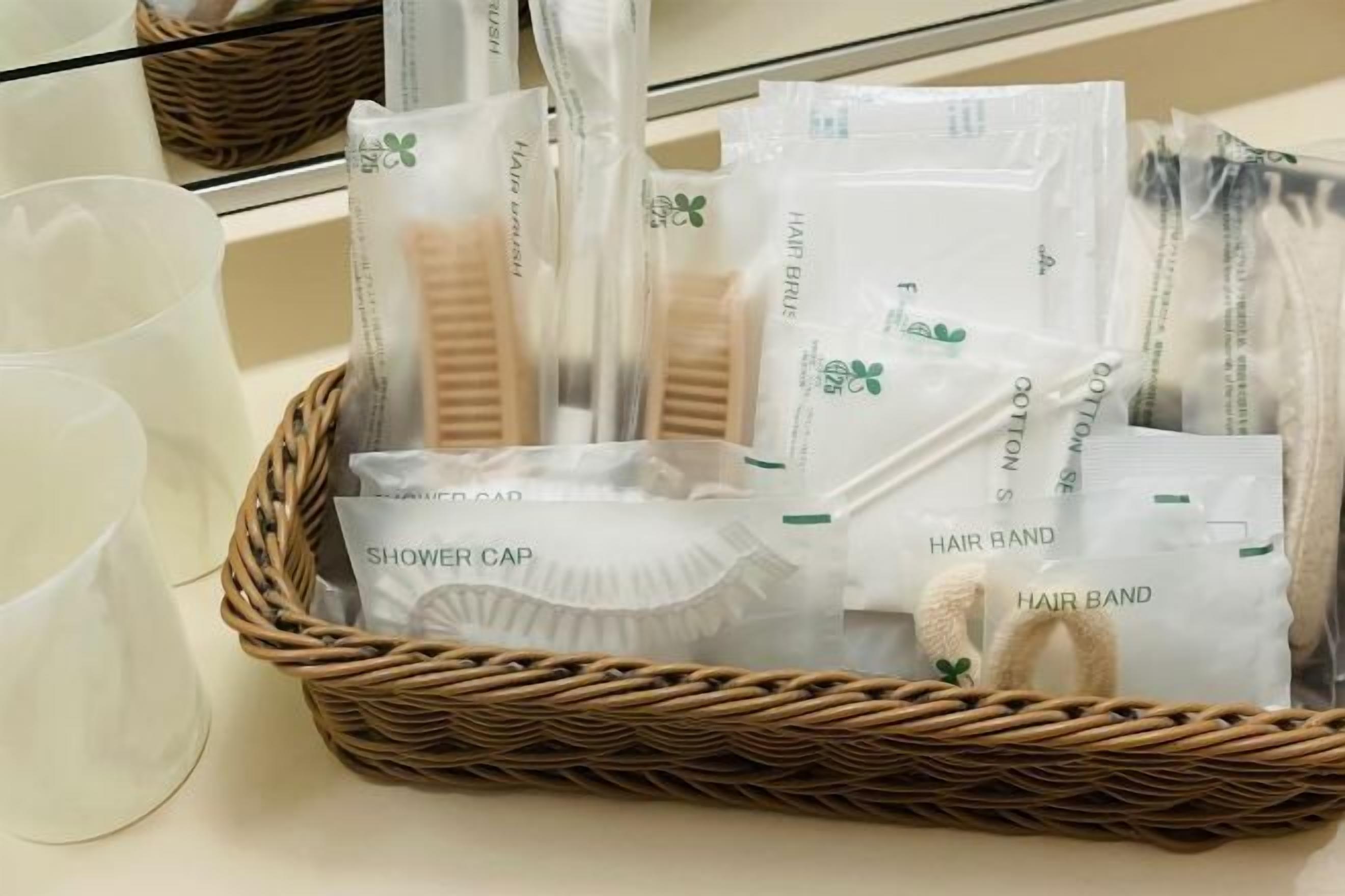 Ducha y bañera combinadas, secador de pelo y zapatillas