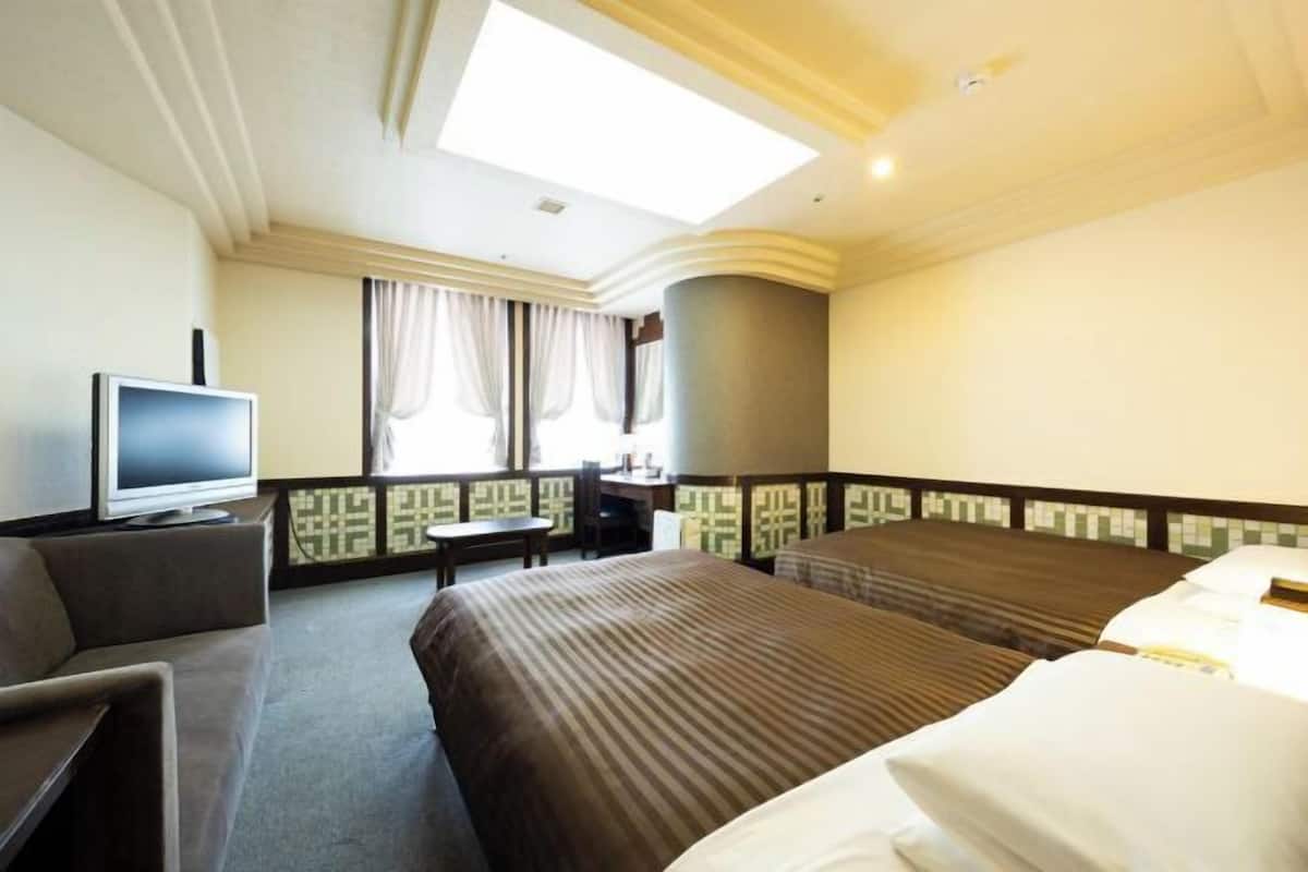 Skrivbord, arbetsyta för laptop, gratis wi-fi och sÀngklÀder