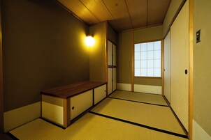 Desk, laptop workspace, free WiFi, bed sheets