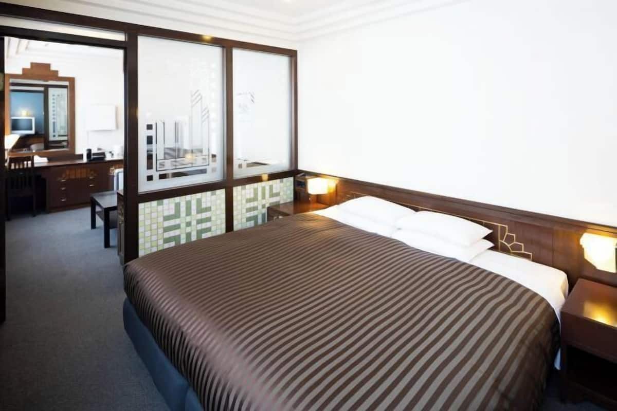 Skrivbord, arbetsyta för laptop, gratis wi-fi och sÀngklÀder