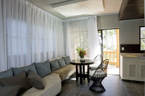 Suite junior, 1 habitación, balcón | Área de sala de estar | Televisión de pantalla plana de 32 pulgadas con canales vía satélite 