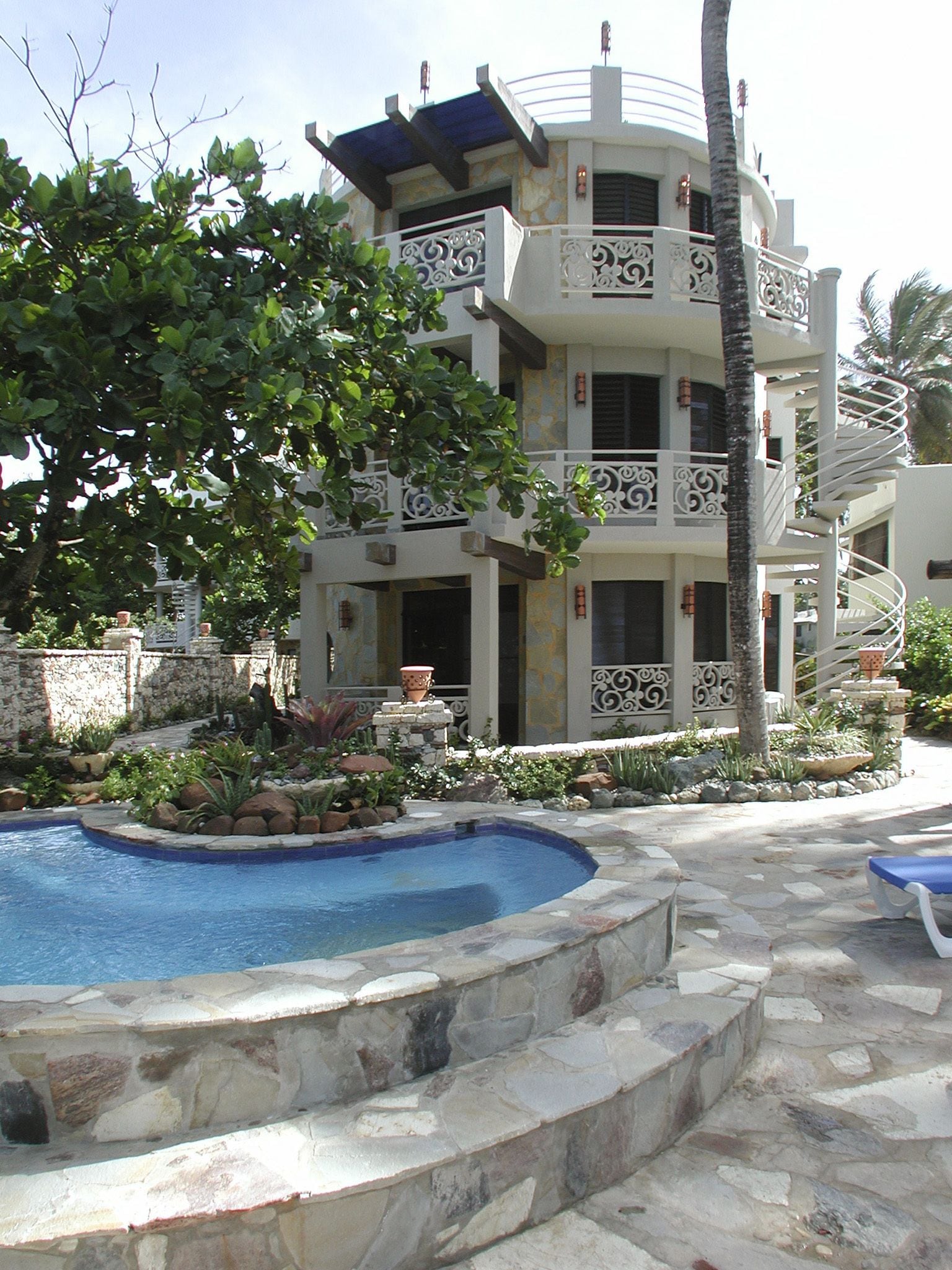 Tina de hidromasaje al aire libre