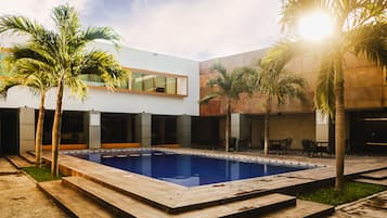 室外游泳池,開放時間為 10:00 至 21:00,提供日光浴躺椅