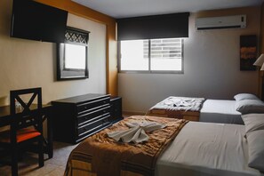 Habitación clásica doble | Escritorio, tabla de planchar con plancha, wifi gratis y ropa de cama