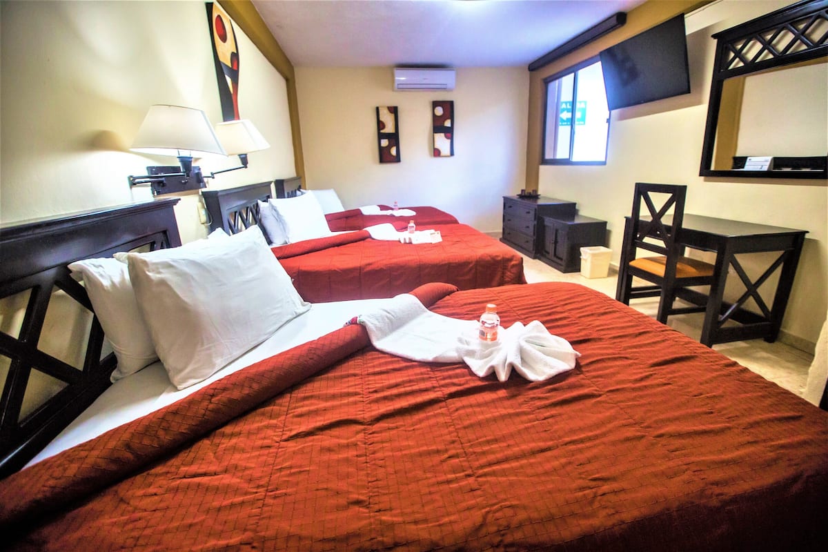 Triple Room | Desk, iron/ironing board, free WiFi, bed sheets