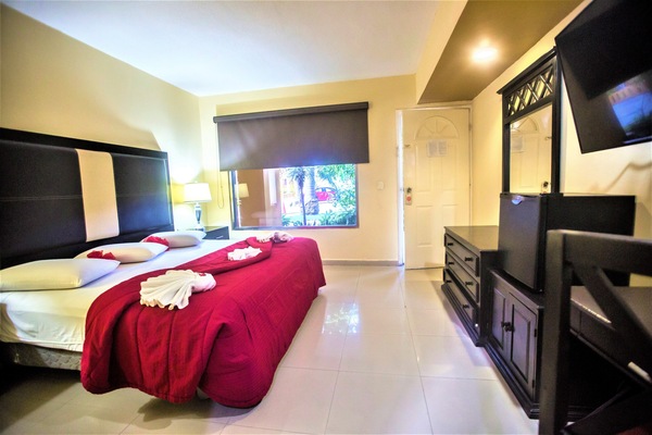 Suite | Desk, iron/ironing board (on request), WiFi (free), bed sheets