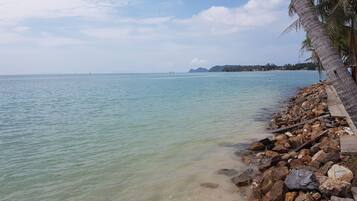 Plage, sable blanc, chaises longues, serviettes de plage