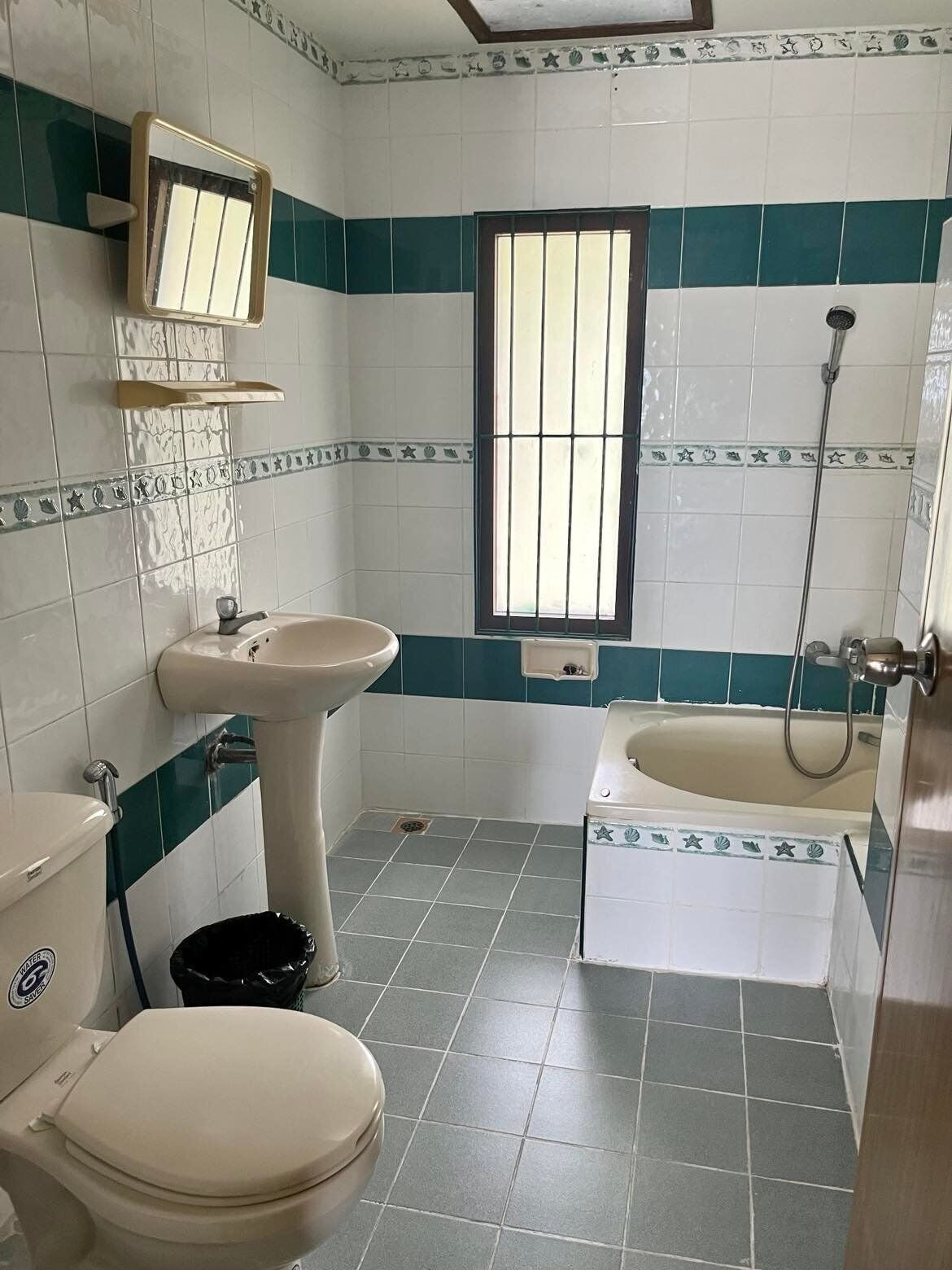 bungalow | bathroom | free toiletries, hair dryer, towels