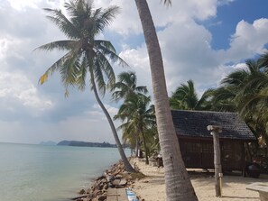 On the beach, white sand, sun loungers, beach towels - First Villa Beach Resort (Ko Pha-ngan)