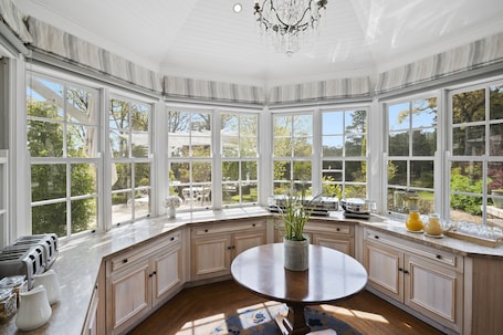 Desayuno continental diario (AUD 39 por persona)